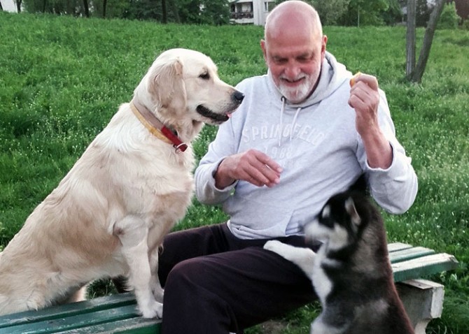 "Sport nije samo obračun s humanom prirodom čoveka, već i s čovekom kao prirodnim bićem. Sport ima ekocidnu prirodu." Ljubodrag Simonović u društvu s najboljim prijateljima, Becom i Mecom.<br>