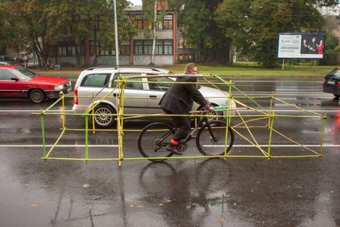 Koliko prostora nepotrebno zauzimaju automobili koji većinom prevoze samo jednu osobu? (Foto: vk.com/letsbikeit)<br>