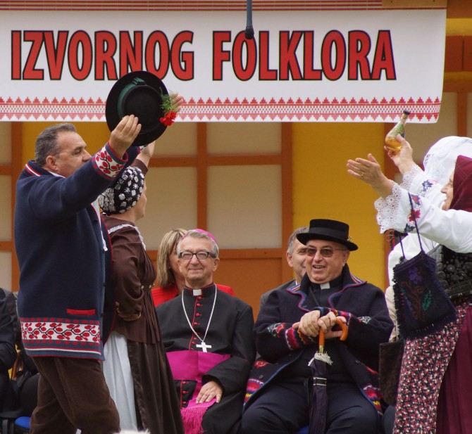 Bećarac nije nesputan, za razliku od plave bluze postoje i ruha lišena poruge poput crne halje.