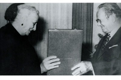 Tito odlikuje Dolores Ibarruri, 1972. godine<br>