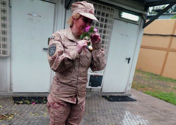 Grabar-Kitarović paradira u maskirnoj odori po pustinjskom pijesku i, skrivena od talibana, zahtijeva od svoje vlade da udovolji SAD/NATO-ovom normativu: povećati vojni proračun na najmanje dva posto BDP-a (Foto: Robert Koren, Hina)