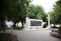 Zaton, Spomenik stradalima u Drugom svjetskom ratu uz križ i spomen ploču za poginule branitelje u Domovinskom ratu - foto: Kristina Leko